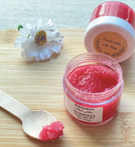 صورة مقشر شفاه بالفراولة طبيعي 100٪ – نعومة فورية وتجديد لطيف للشفاه الجافة والحساسة