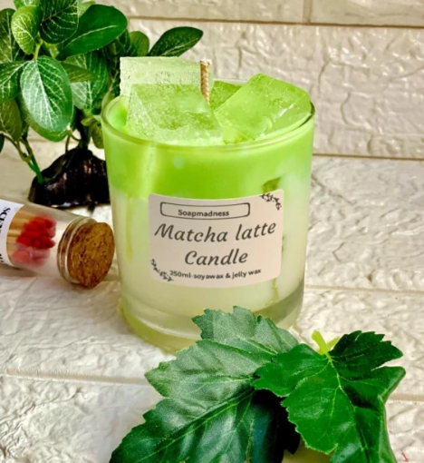 صورة شمعة ماتشا لاتيه – مزيج منعش من القهوة والنعناع في تصميم أنيق