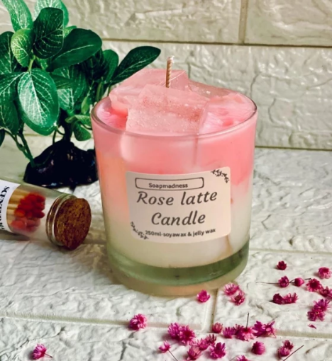 صورة شمعة روز لاتيه – مزيج عطري من القهوة والورد في تصميم أنيق