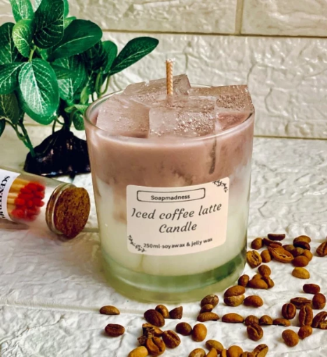صورة شمعة آيس لاتيه – عبق القهوة وفخامة الزجاج لتجربة صباحية مميزة