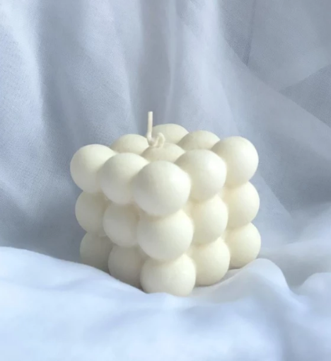 صورة شمعة بابلز مارشميلو يدوية: تصميم فريد ورائحة منعشة تدوم طويلاً