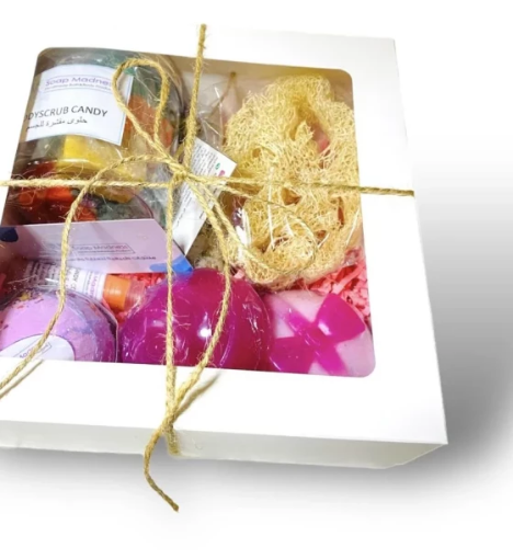 صورة مجموعة السعادة الطبيعية بالورد: تجربة استحمام طبيعية وفاخرة