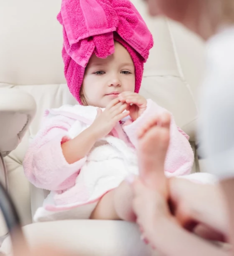 صورة خدمة بديكير الأطفال: تجربة عناية متميزة وصحية للأقدام الصغيرة