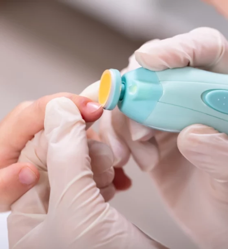 صورة خدمة منكير للأطفال: عناية فاخرة ولطيفة لأظافر ناعمة ويدين مدللتين