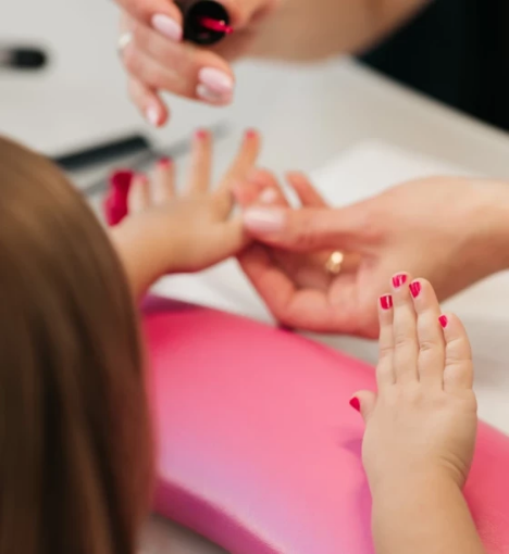 صورة خدمة طلاء لون أظافر أطفال مبهج بتفضيل طفلتكِ لإطلالة فريدة