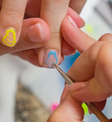 صورة خدمة رسم على الأظافر للأطفال: جاذبية مبهرة تلفت الأنظار لطفلتك