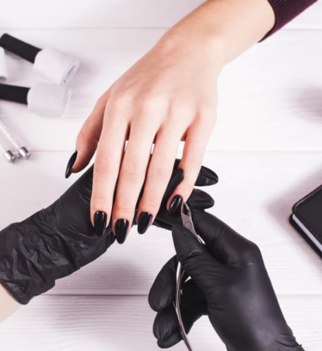 صورة خدمة منكير فاخرة: تقليم وتنظيف الأظافر، تقشير وترطيب اليدين مع طلاء مميز