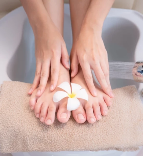 صورة خدمة بديكير ومنكير: تقليم الأظافر وتنظيف الجلد الميت مع مساج مريح.