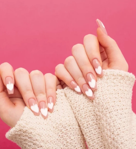 صورة خدمة تركيب أظافر جل فائقة الدقة مع رسم مخصص وفني جذاب