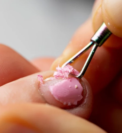 صورة خدمة إزالة جل الأظافر بدون أضرار: أمان وسهولة في العناية بأظافرك