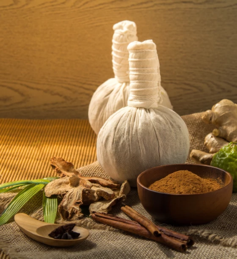 صورة خدمة مساج الأعشاب التايلاندية لتحفيز الدورة الدموية وتجديد الخلايا