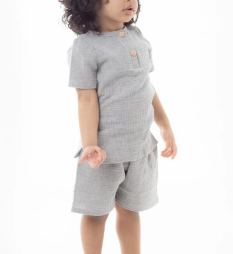 صورة طقم تيك جاميكس للأطفال - تيشيرت وشورت قطن عضوي  - رمادي سادة