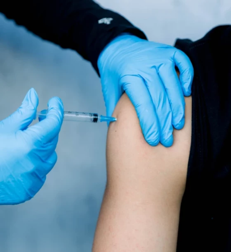 صورة إعطاء حقنة عضلية في المنزل - رعاية طبية مريحة وآمنة