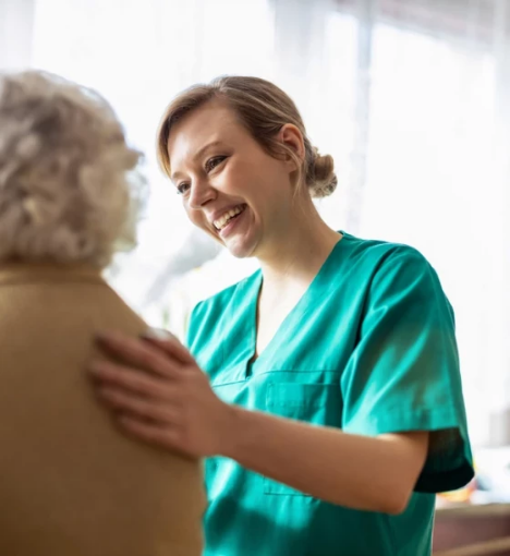 صورة زيارة ممرضة إلى المنزل – رعاية صحية متكاملة بين يديك