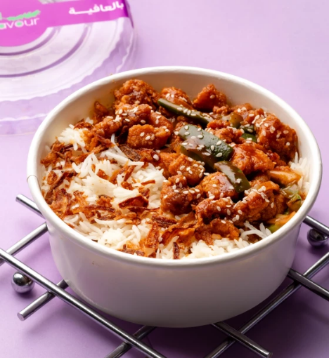 صورة الدجاج الصيني مع الأرز الأبيض – مزيج من النكهات الآسيوية