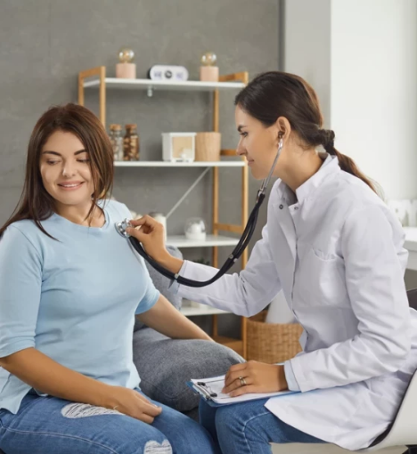 صورة خدمة زيارة طبيب عام إلى المنزل – رعاية طبية في راحة منزلك