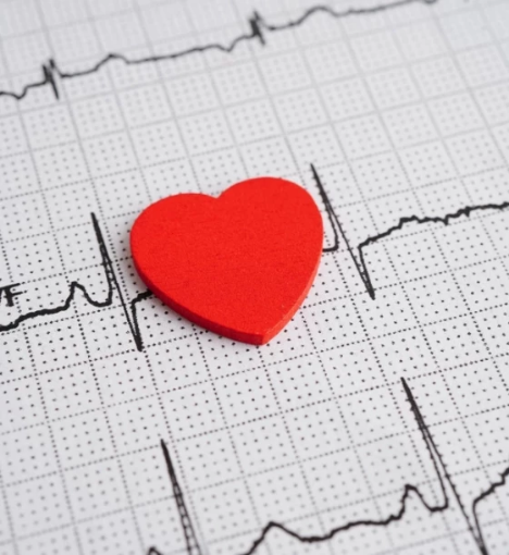 صورة زيارة تمريض منزلية لإجراء تخطيط القلب