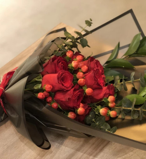 صورة باقة زهور طبيعية من الأزهار الرقيقة تنسيق بوكيه 1