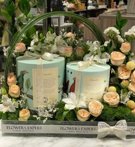 صورة باقة ورد طبيعي مع شوكلاتة ومعمول أنوش