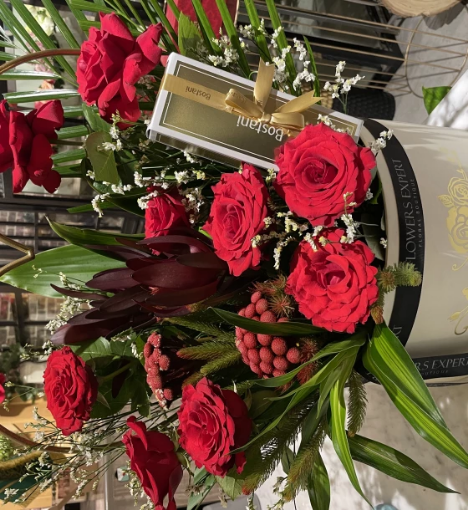 صورة باقة ورد طبيعي مع شوكلاتة بستاني