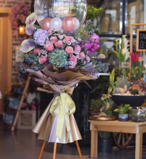 صورة باقة ورد طبيعي كبيرة مع بالون