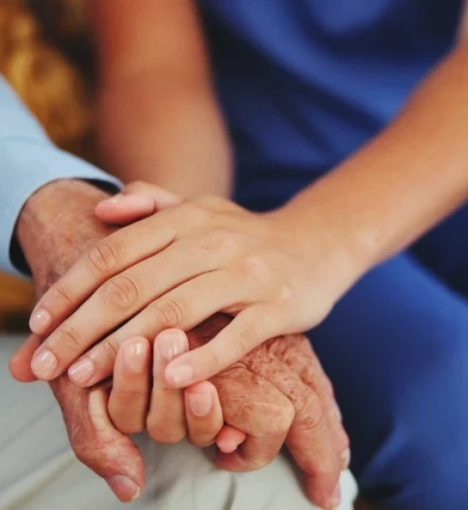 صورة مرافق صحي لرعاية كبار السن بعقد أسبوعي/ 12 ساعة يومياً