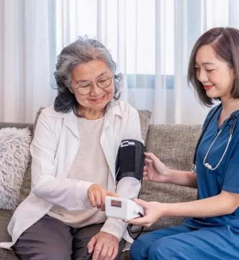 صورة زيارة تمريضية لمراقبة العلامات الحيوية في المنزل