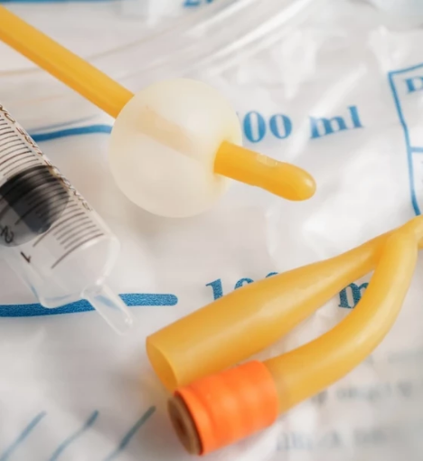 صورة خدمة إزالة القسطرة البولية في المنزل