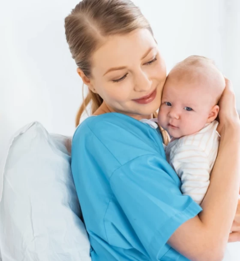 صورة خدمة الرعاية التمريضية بعد الولادة للأم والطفل لمدة ساعة في المنزل