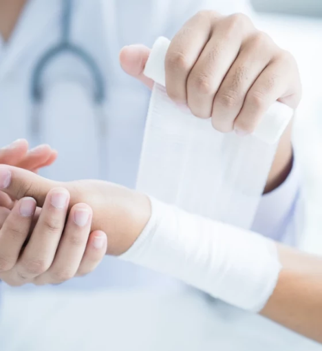 صورة خدمة تغيير جرح صغير في المنزل