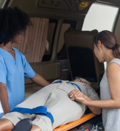 صورة نقل المرضى بسيارة إسعاف مع طبيب وممرض