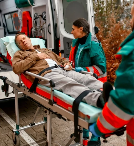 صورة نقل المرضى بسيارة إسعاف مع كادر التمريض