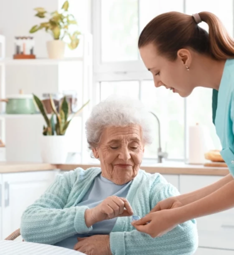 صورة مرافقة صحية منزلية فلبينية لمدة اسبوعين (12 يوم) – 12 ساعة يوميًا