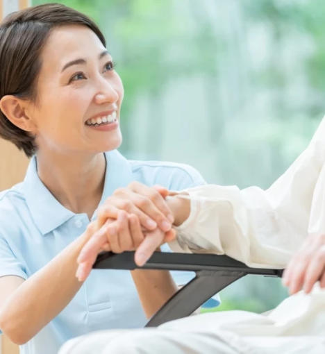 صورة مرافقة صحية منزلية فلبينية لمدة عام (365 يوم) – 12 ساعة يوميًا